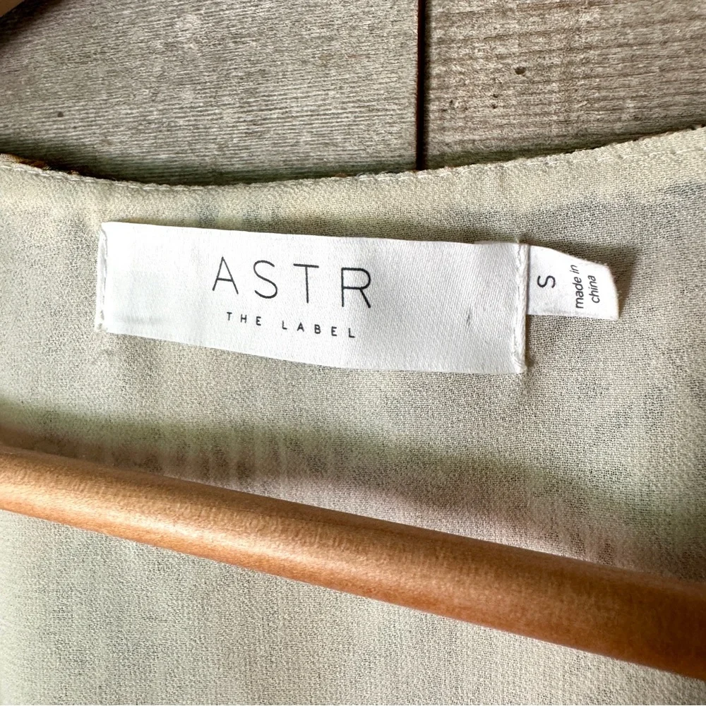 ASTR the Label V-Neck Pleated Long Sleeve Top Floral Yellow Cottage Country S‎